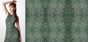 33192 Materiał ze wzorem motyw inspirowany skórą zwierząt - czarne i zielone cętki na jasnym tle